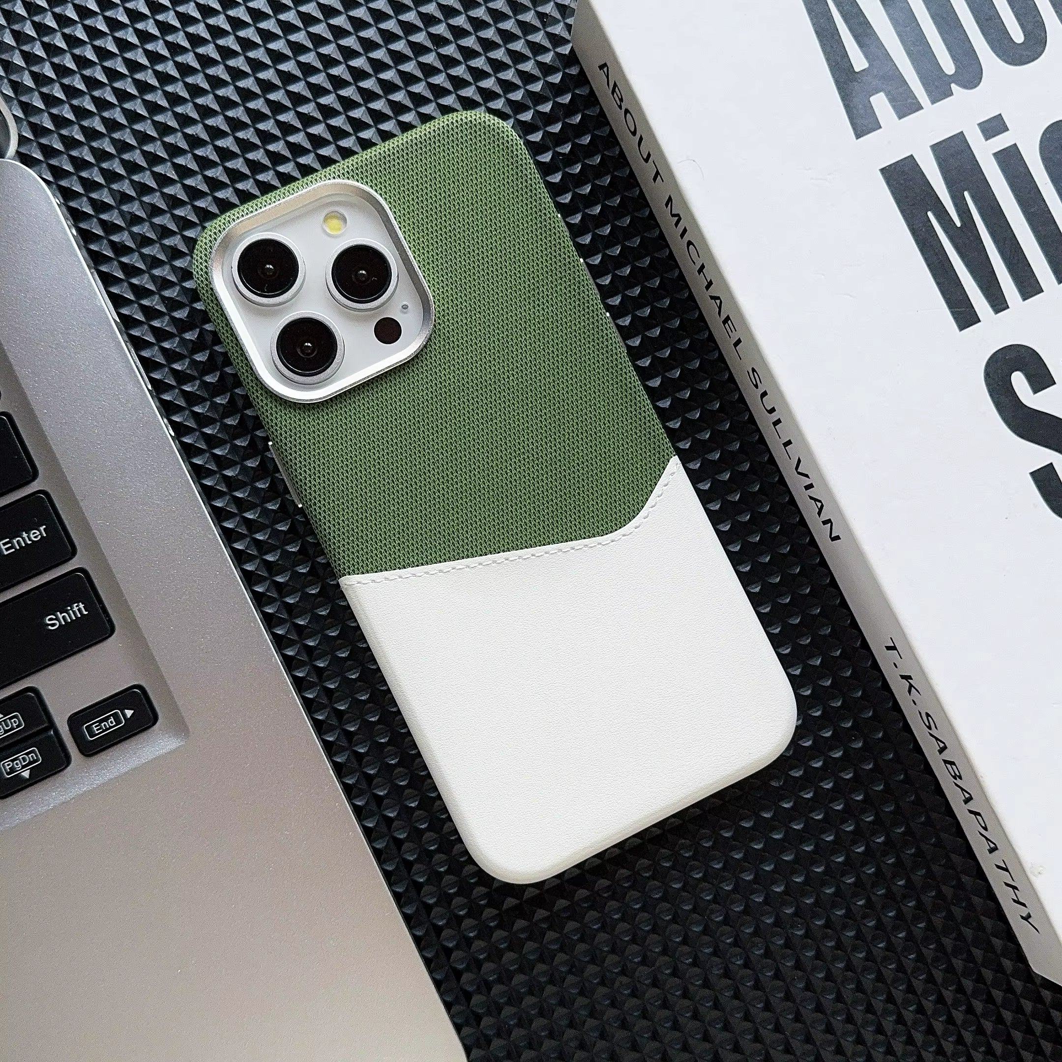 Business luksus bakdeksel med kortholder – iPhone 13 - Grønn/Hvit